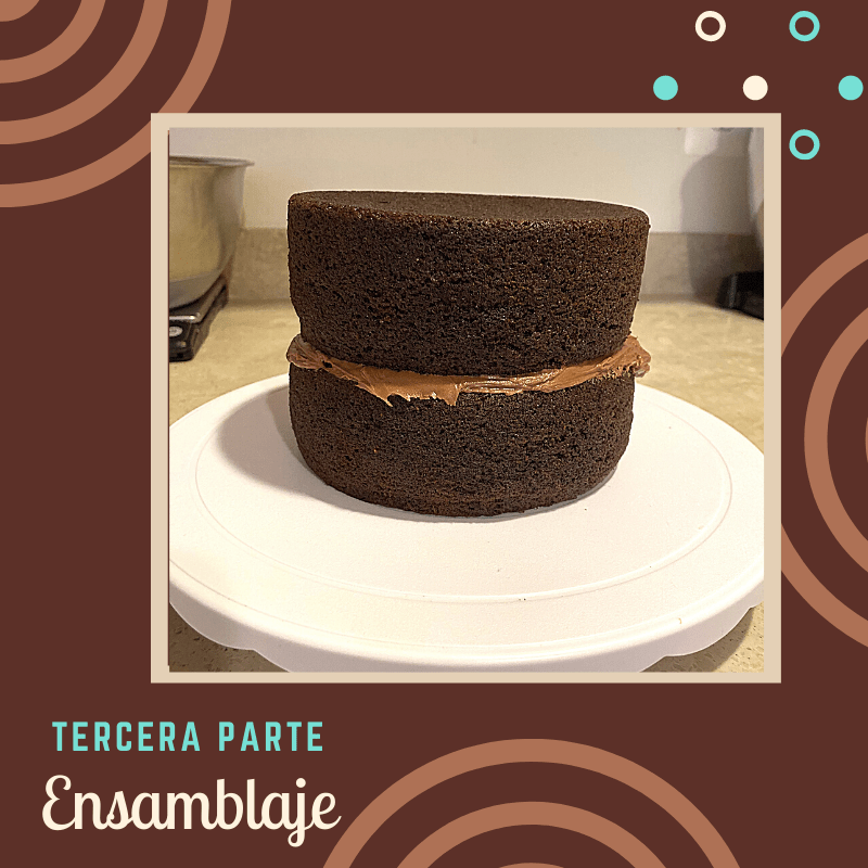 Ensamblaje de la torta de chocolate: relleno y cobertura de la torta